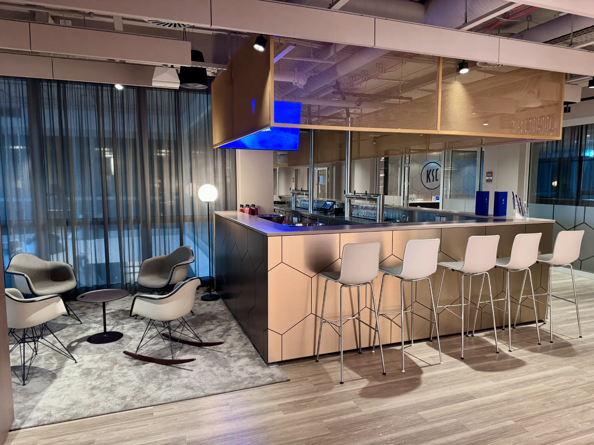 Elegante Bar und Lounge-Bereich im KSC-Stadion