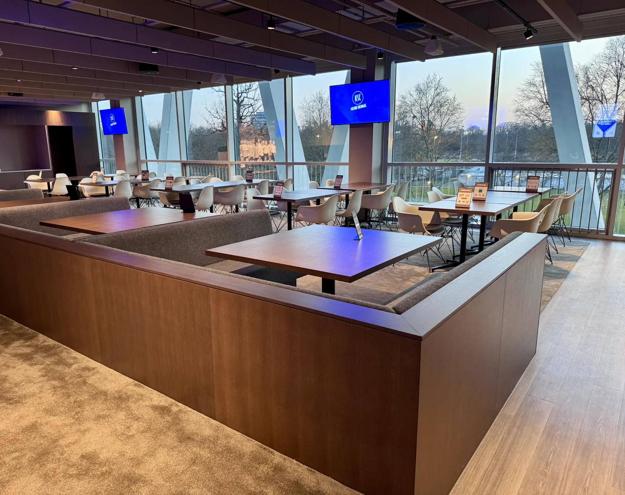Moderner Loungebereich mit Panoramafenstern